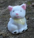 Kutya szobor 3 cm halvány szürke, rózsaszín fülű