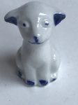 Kutya szobor 4 cm fehér, kék fülű