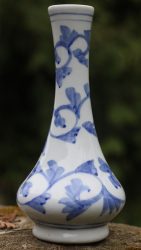 Váza, porcelánból, 15 cm magas